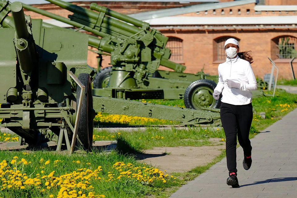 Прогулки и занятия спортом в медицинских масках признаны безопасными.