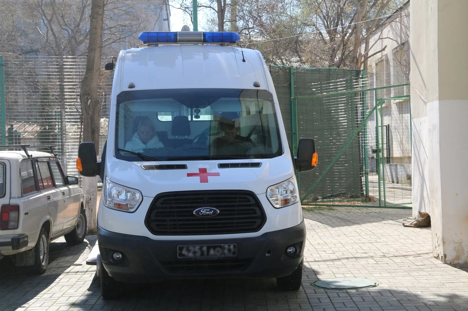 Двоих пассажиров из аэропорта "Симферополь" отправили в больницу с высокой температурой