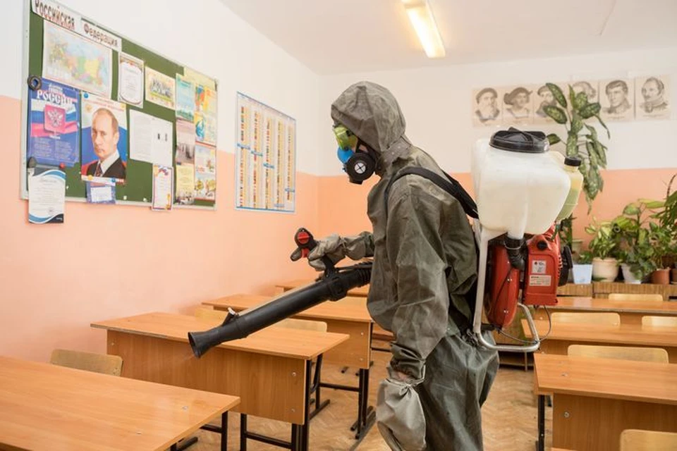 Новосибирские спасатели дезинфицируют школы перед ЕГЭ. Фото: ГУ МЧС по НСО