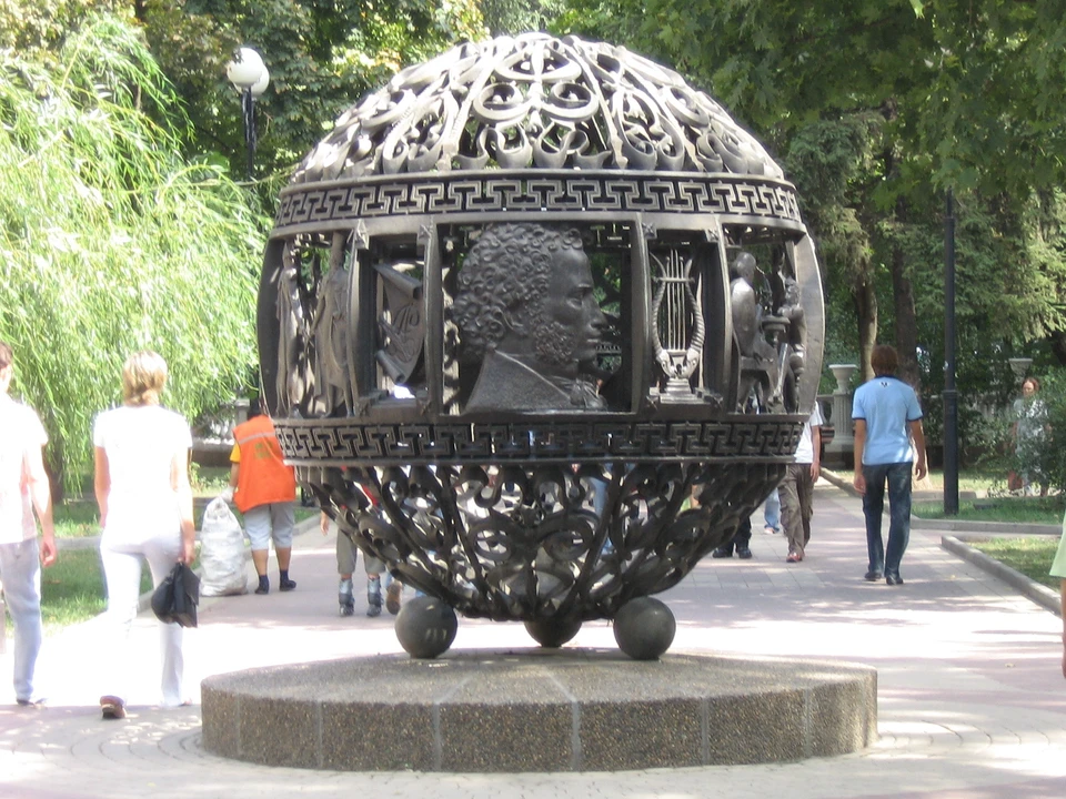 Возможно, третий пушкинский шар на улице имени поэта в Ростове смогут восстановить