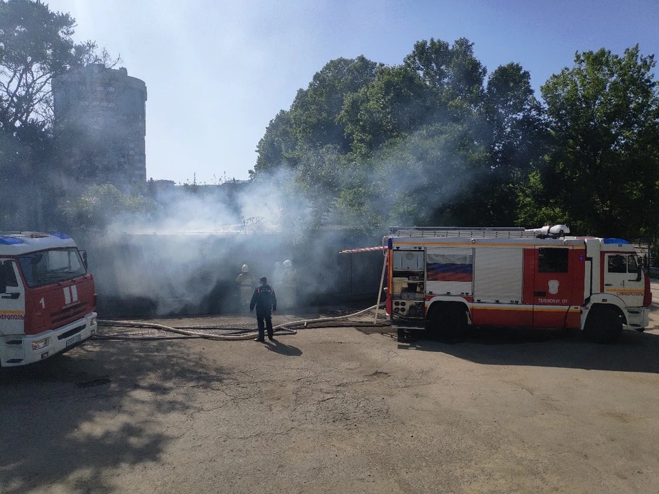 Недалеко от моста через Салгир, за забором, произошло возгорание. Горел либо мусор, либо сухая трава. Фото: Александр Александров / Вконтакте