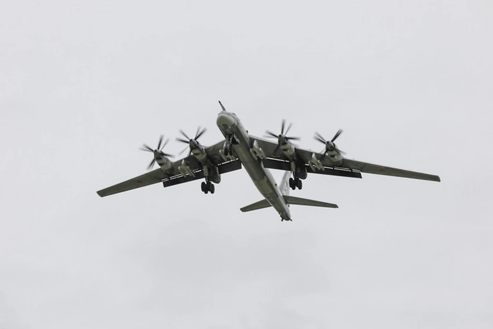 Ракетоносцы Ту-95мс дальней авиации Воздушно-космических сил России патрулировали над нейтральными водами.