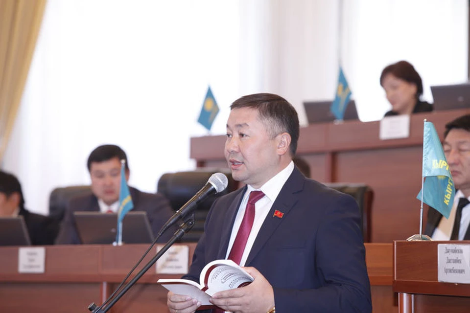 По мнению лидера фракции «Кыргызстан», важно не просто заниматься политикой, а быть государственником.