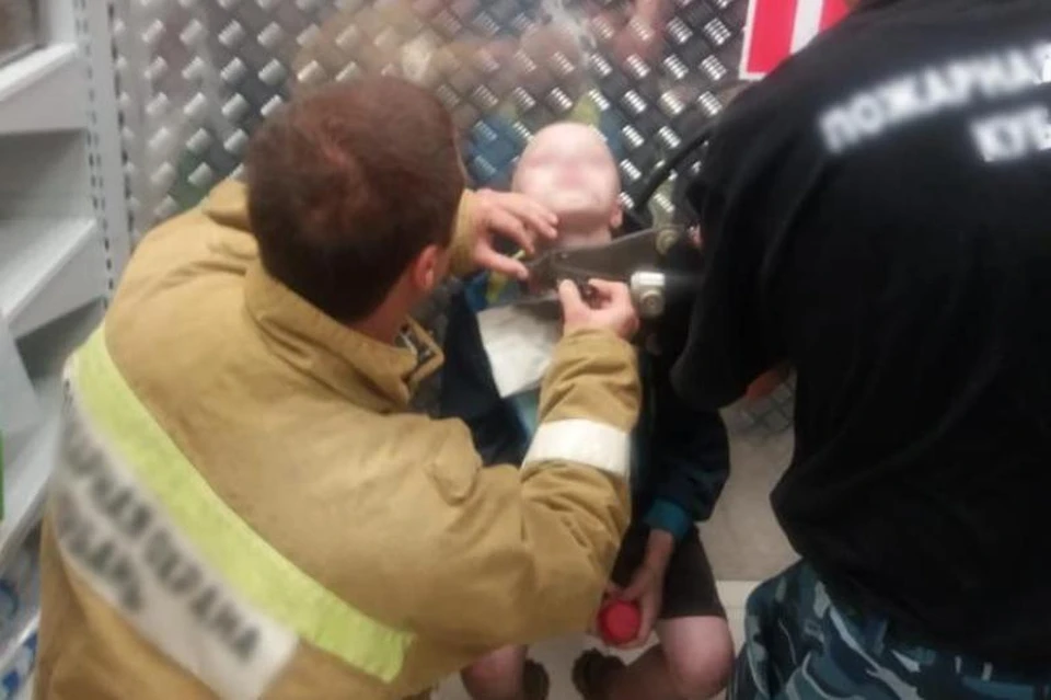 Чтобы спилить цепь на шее у ребенка, потребовалась помощь спасателей. Фото: СУ СК по Краснодарскому краю.