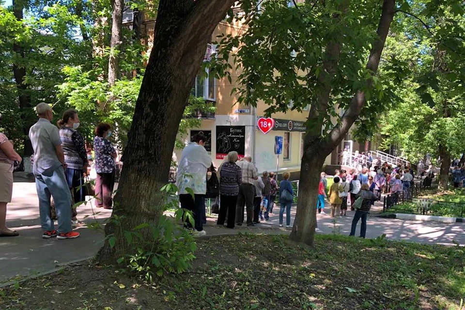 Перед офисом «Ситикард» на улице Ванеева выстроилась очередь из желающих разблокировать транспортные карты. Фото: Татьяна ГРАЧЕВА.