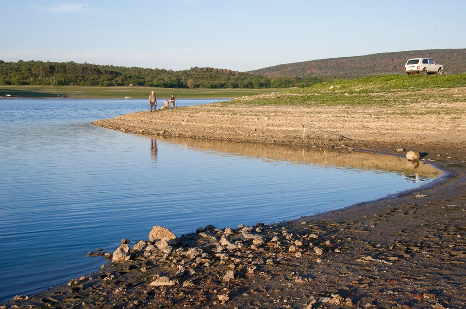 Больше половины воды, выкачиваемой из водохранилища, до граждан не доходит