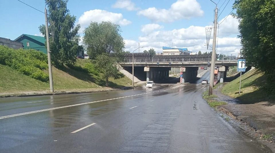 Вода вышла на проезжую часть