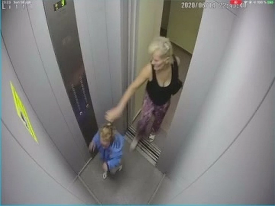 Это была бабушка: следком установил личность женщины, избившей в лифте ребенка