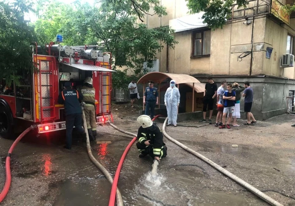 Пожарные производят откачку воды. Фото: 92.mchs.gov.ru