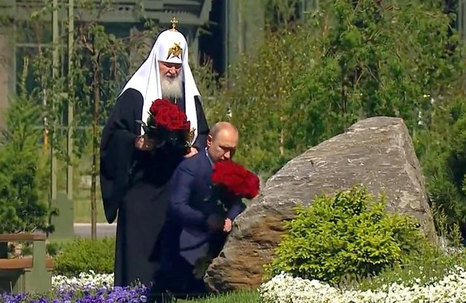 Владимир Путин возложил цветы к монументу «Матерям победителей».