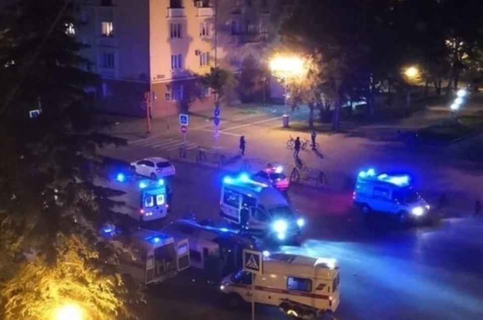 В Кемерове четыре человека пострадали в опрокинутой скорой помощи. Фото: Инцидент Кузбасс/Вконтакте