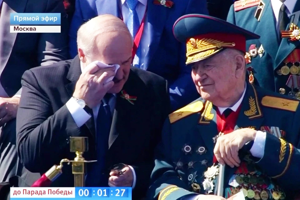 На параде Победы в Москве Лукашенко, общаясь с ветераном, вытирал глаза платком. Кадр прямой трансляции.