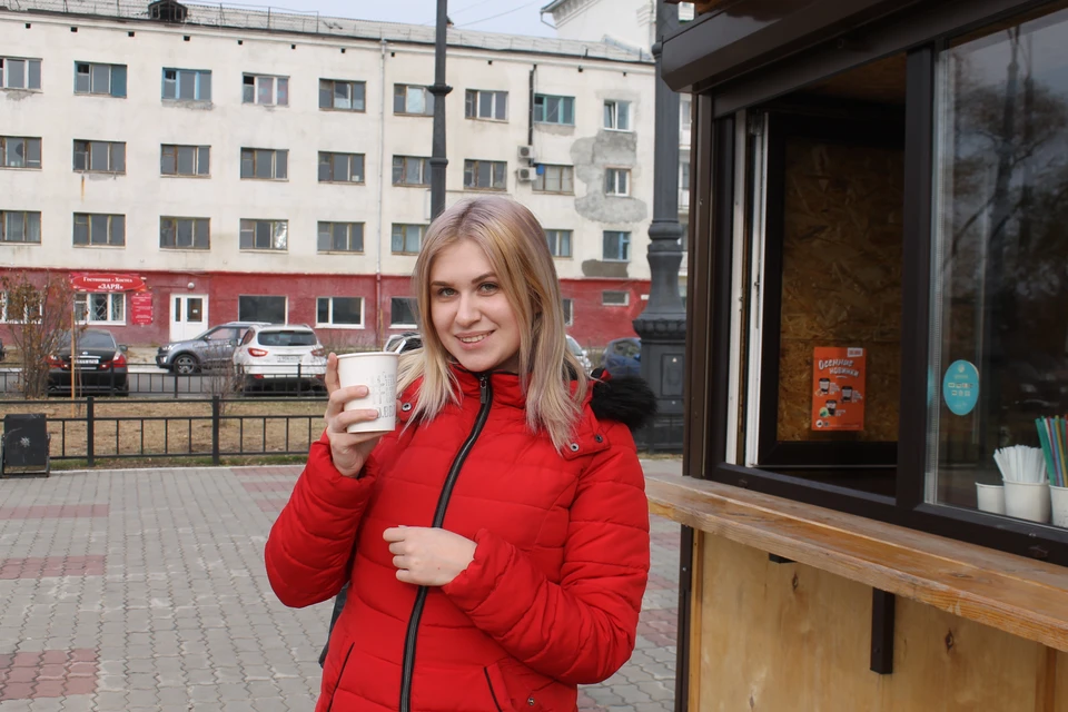 В Благовещенске заказывать кофе по-прежнему можно только навынос. Фото: Дарья ПРОКОПЬЕВА