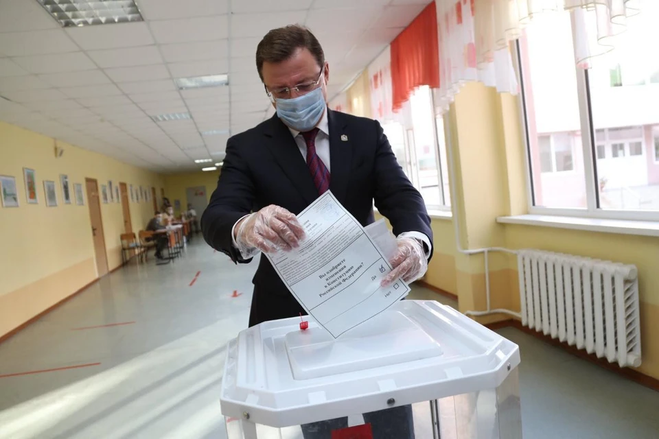 Дмитрий Азаров проголосовал по поправкам в Конституцию