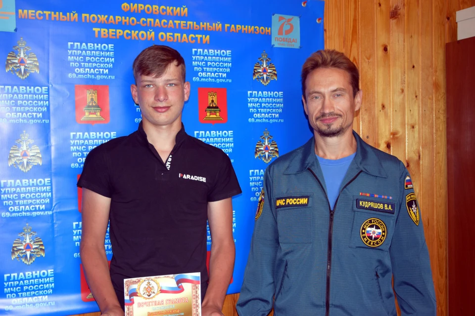 Сашу Недоступова наградил начальник пожарной части № 56 Тверского управления МЧС Владимир Кудряшов. Фото: предоставлено ПТО