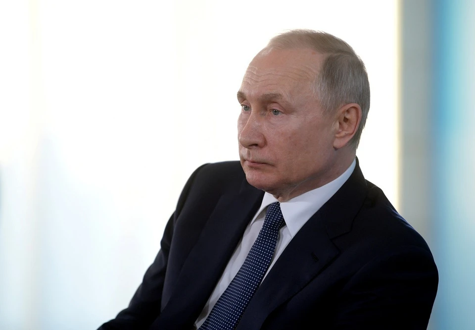 Путин провел встречу с Макроном в режиме видеоконференции