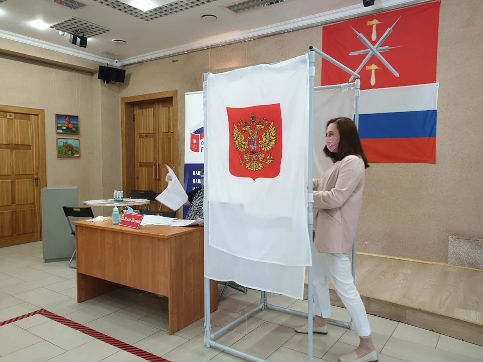 Екатерина Толстая проголосовала на именном участке "Лев Толстой", расположенном в Ясной Поляне.
