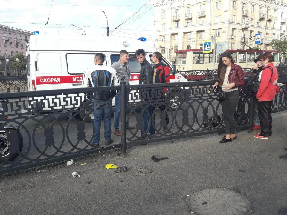 Мотоцикл пробил ограждение