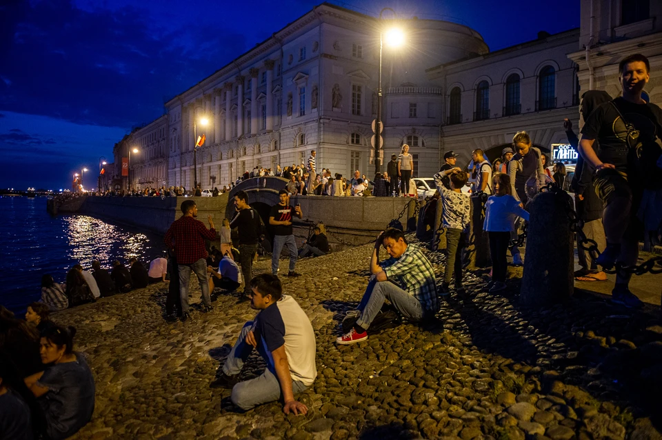 Толпа людей без масок и перчаток собралась в ночь с 27 на 28 июня на Дворцовой площади.