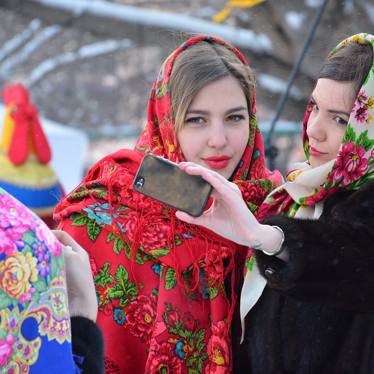 Много русских женщин. Платок на Масленицу. Традиционный русский платок. Девушка в платке Масленица. Праздник русского платка.