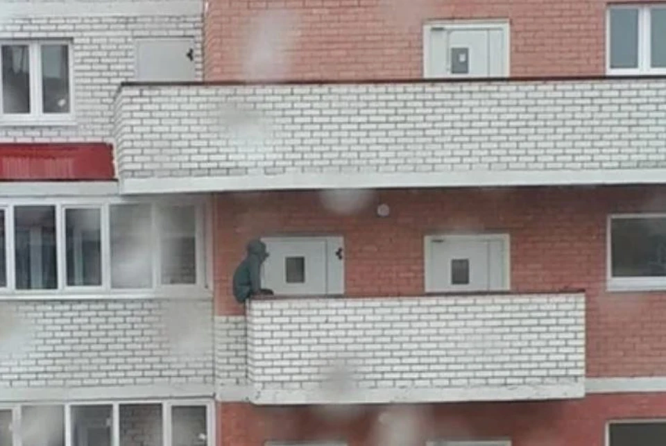 В Тюмени с балкона на 22 этаже выпала женщина. Фото - соцсети.