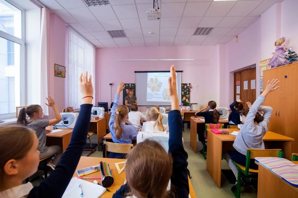 На уроках в тюменских школах будут проводить телемосты с другими странами. Фото со странички Александра Моора в "ВКонтакте".