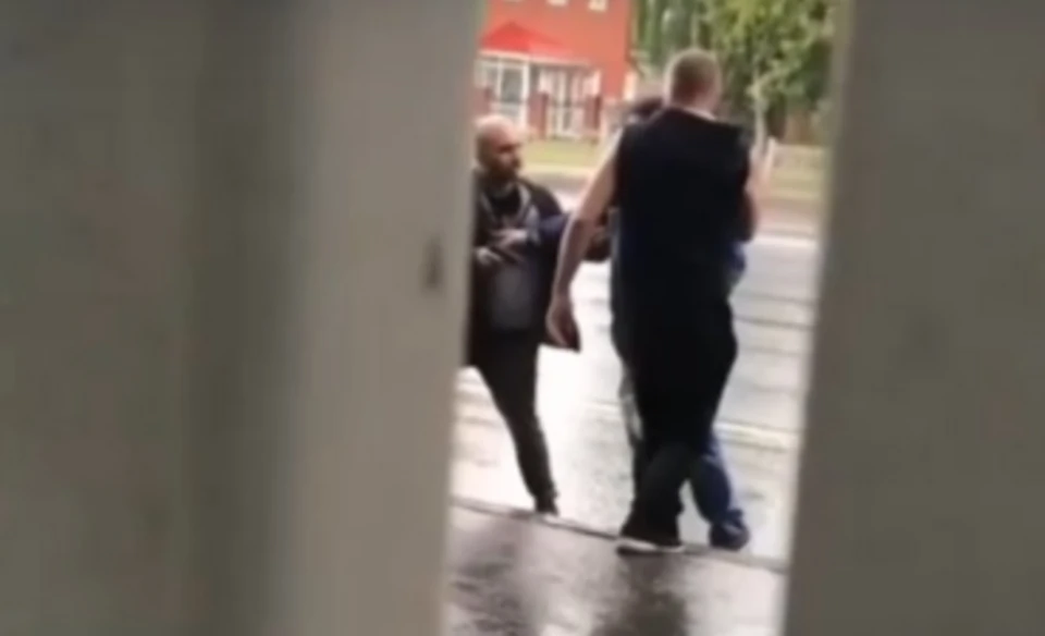 Тюменец на остановке угрожал мужчине пистолетом. Скриншот из видео.