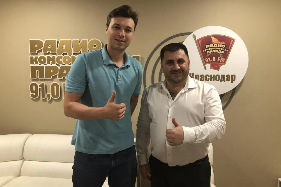 Слева редактор радио «КП» Егор Казаков, справа владелец клиники «Медисса Арт» Вартан Саркисян