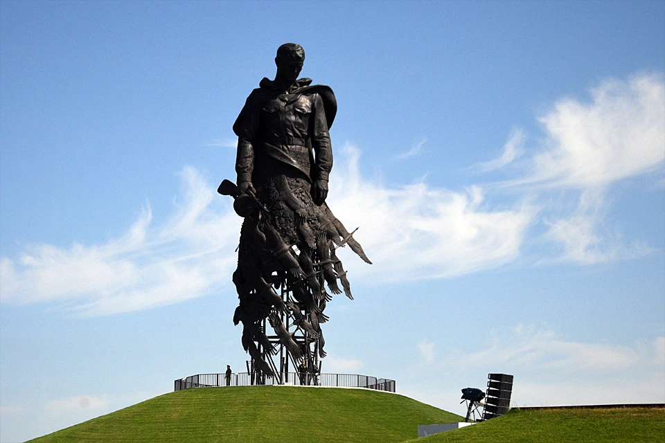 Жертва советского народа в длившейся несколько лет битве была настолько велика, что только на небольшом поле - километр на километр, где поставлен памятник, погибло более 60 тысяч бойцов