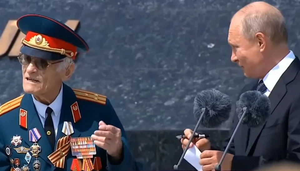 Путин передал ветерану записку во время открытия мемориала во Ржеве