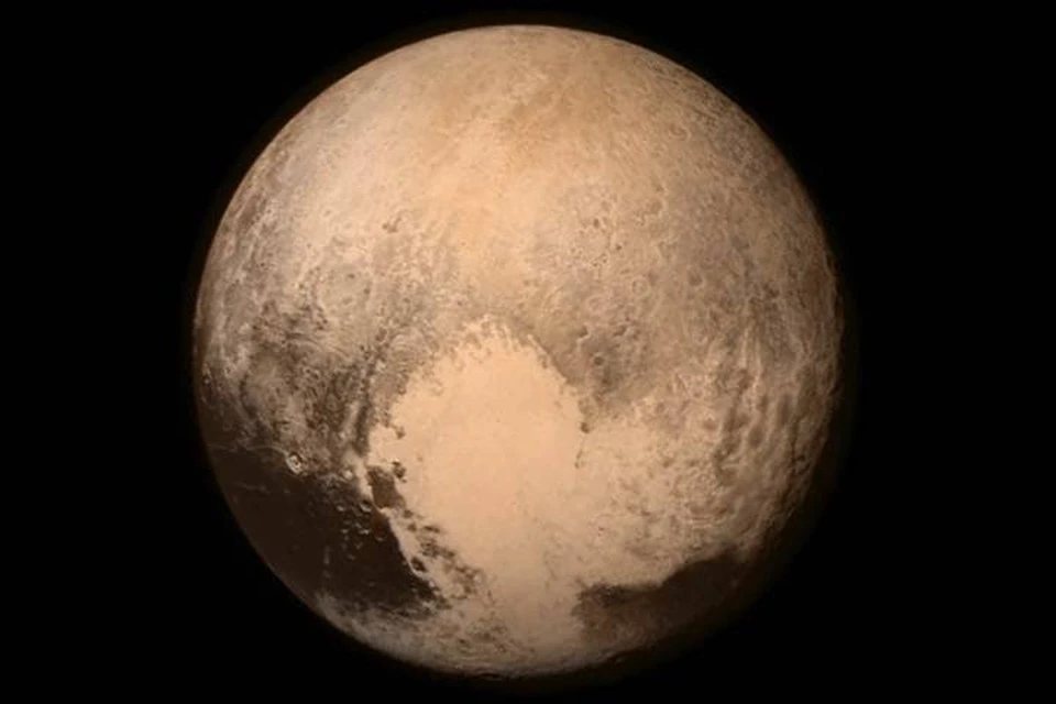 Плутон с его знаменитым плато в виде сердца.