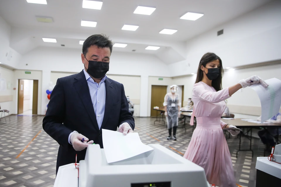 Губернатор напомнил, что желающие также могли проголосовать электронным способом. Фото: Константин СЕМЕНЕЦ
