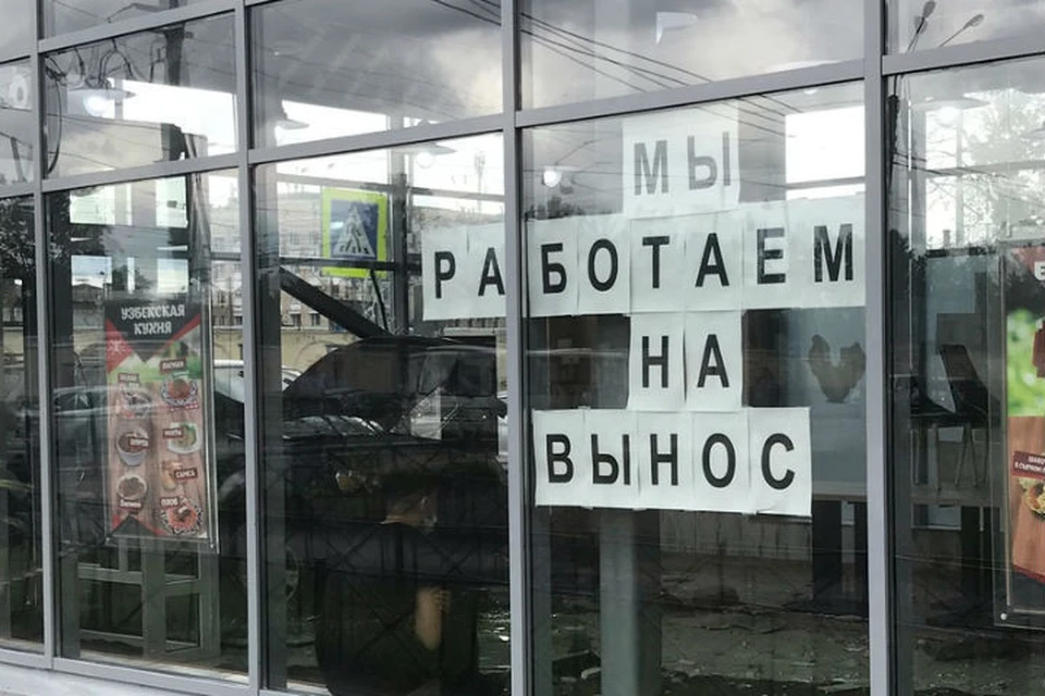 Джип снес витрину кафе в Петербурге