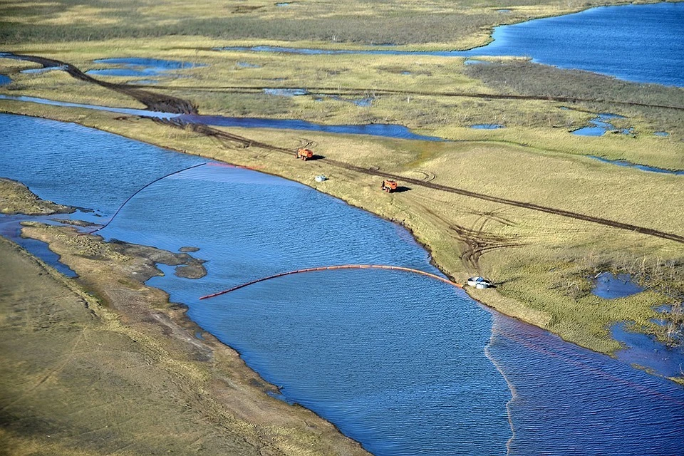 Вид на реку Амбарная в районе Норильска во время ликвидации последствий разлива топлива. Фото: Денис Кожевников / ТАСС