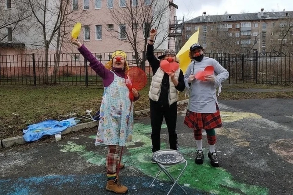 Одну из публикаций Алена Овчинникова посвятила клоунам, которые выступили перед больными детьми. Фото: фонд "Берегиня".