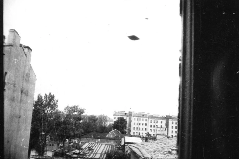 В ведение комиссии входило расследование инцидентов, связанных с инопланетянами и НЛО. На снимке - две "летающие тарелки", заснятые в 1992 году на Петроградской стороне. Фото: из личных архивов Михаила Герштейна