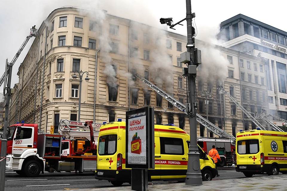 Пожарные расчеты на месте тушения огня на Тверской улице.