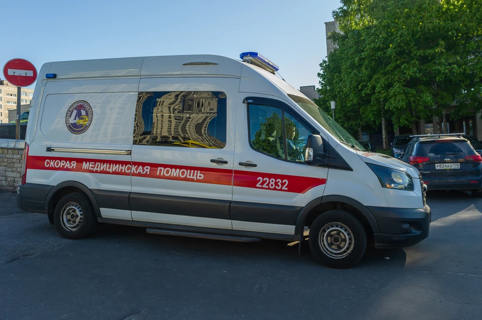Стены колодца обвалились на двух рабочих в Ленинградской области