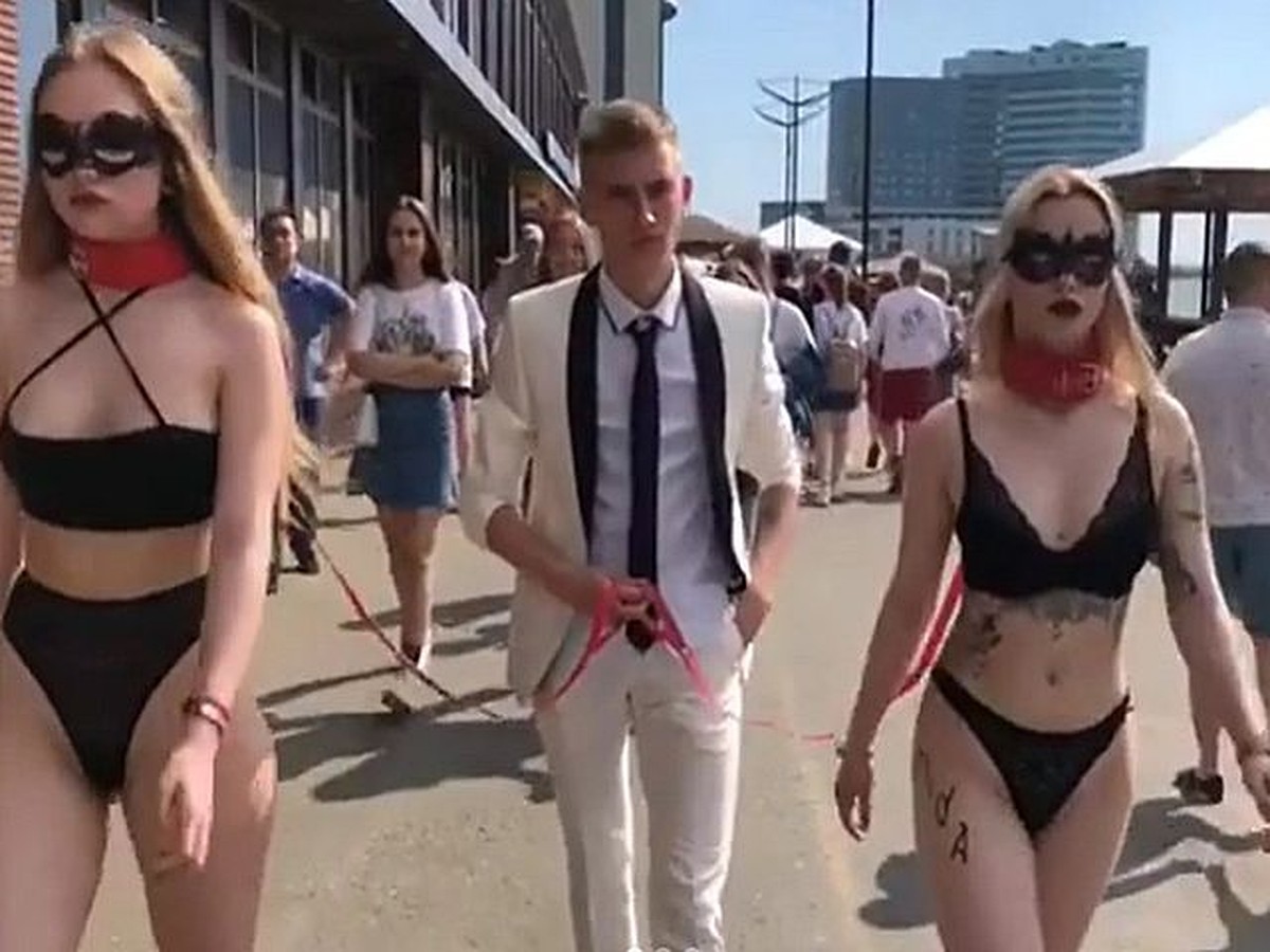 Блондинки на поводках: прогулка в стиле БДСМ по центру Владивостока  шокировала общественность - KP.RU