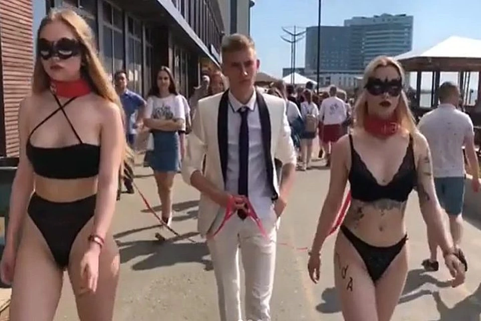 Девушки на поводках прогулялись по центру Владивостока