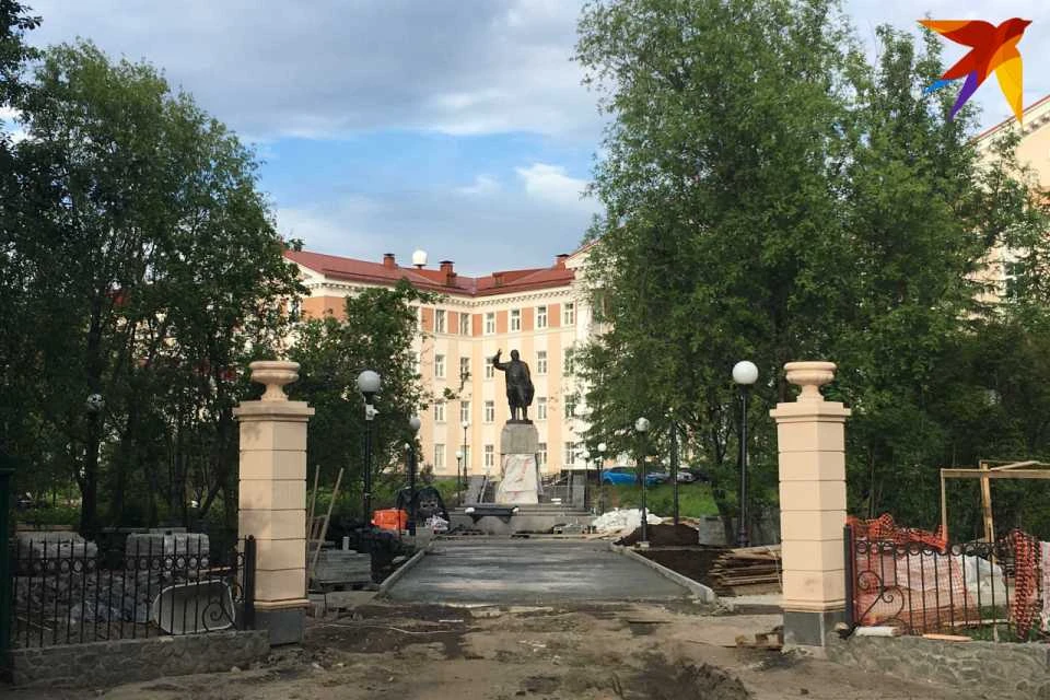 Сквер у памятника Кирову должны были сдать к 1 июля, но опять не успели.