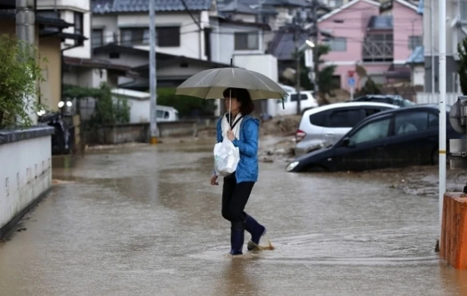 В зону наводнений в Японии направили 10 тысяч военных