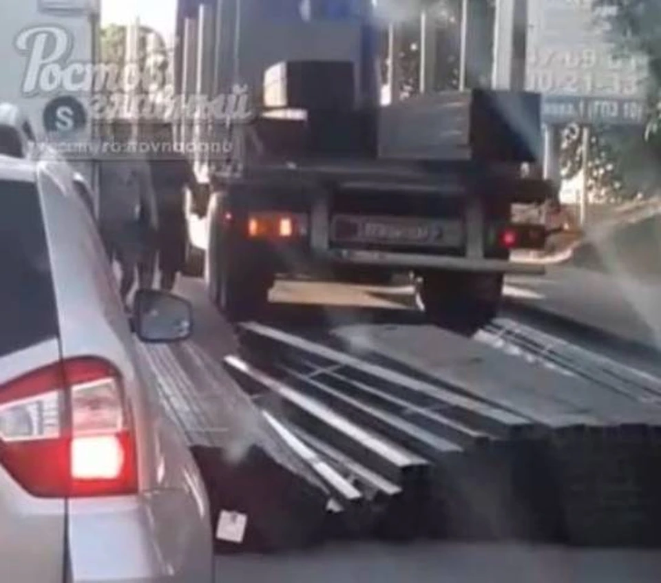 Из грузовика на дорогу посыпались трубы. Фото: соцсети
