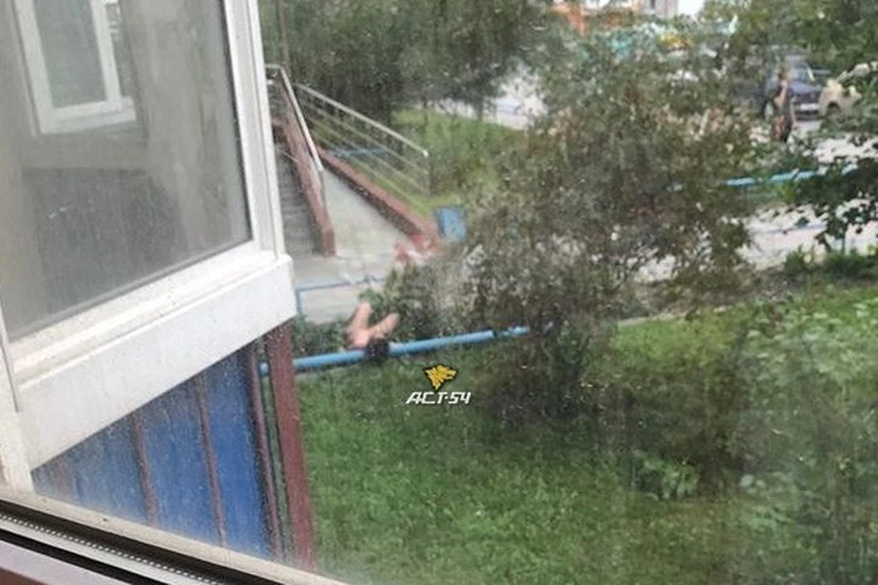 С балкона видны были. Девушка выпала из окна.