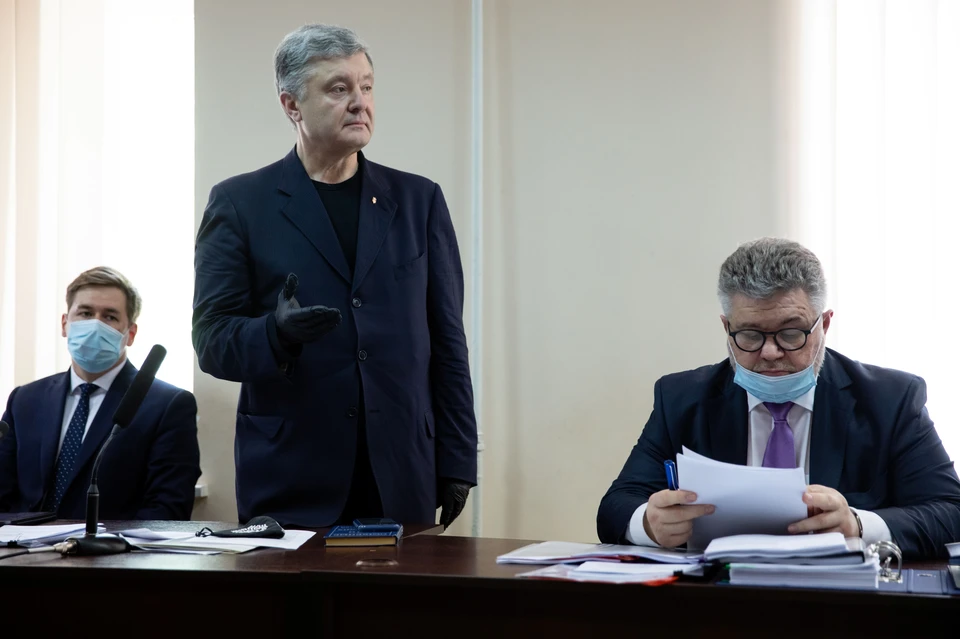 Бывший президент Украины Петр Порошенко, обвиненный в злоупотреблении полномочиями, выступает в суде в Киеве.