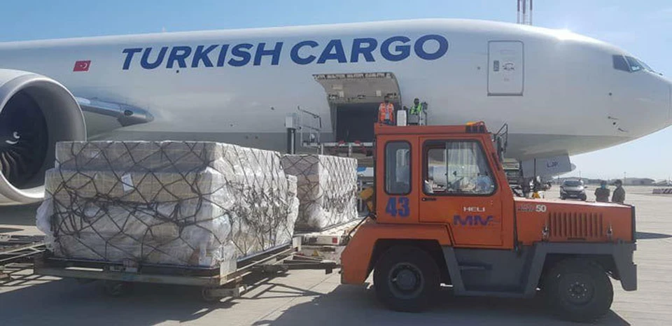 В Бишкек чартерным рейсом доставили 200 мобильных кислородных концентраторов.