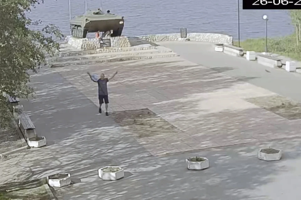 Вандал был очень рад своему "подвигу" с флагом. Автор: Администрация Мончегорска