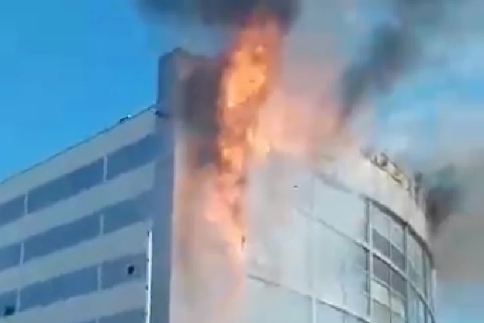 Пламя охватило фасад здания.