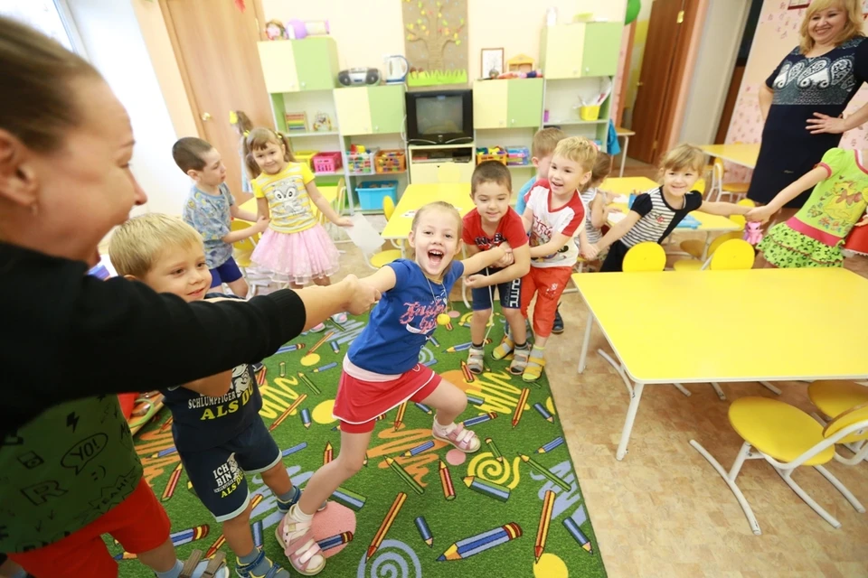 Родителям, вынужденным сидеть с детьми дома, полагается выплата в размере 9500 рублей