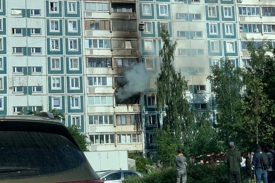 Пожар вспыхнул в квартире дома на улице Стародеревенской. Фото: vk.com/spb_today